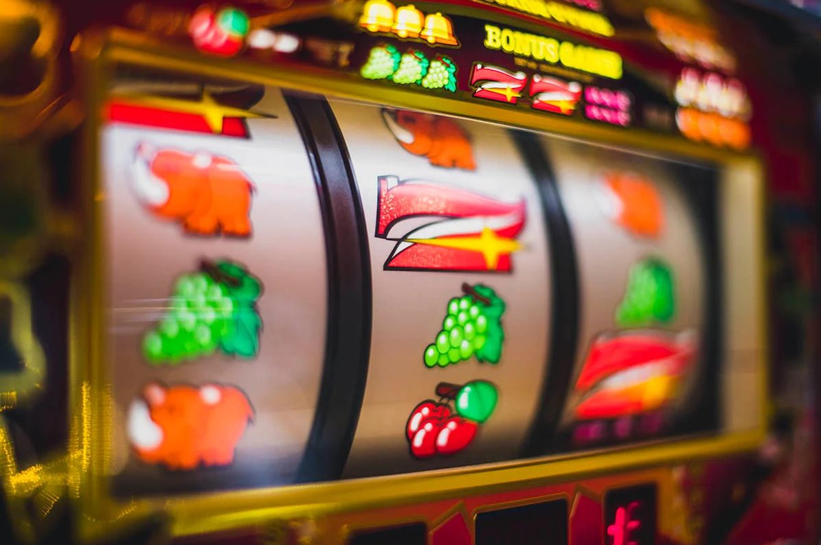 Rola i znaczenie żywych krupierów w kasynach online: Przewodnik po live casino - 1